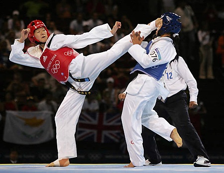 图文-跆拳道女子67公斤级罗微晋级决赛 侧踢直取黄龙